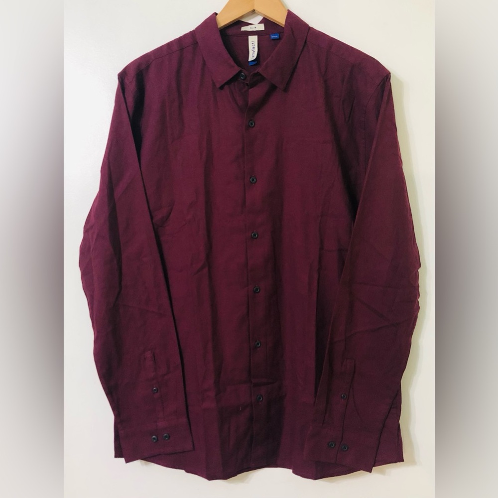 Men’s slim fit shirt buttons down collar long sleeves burgundy.L